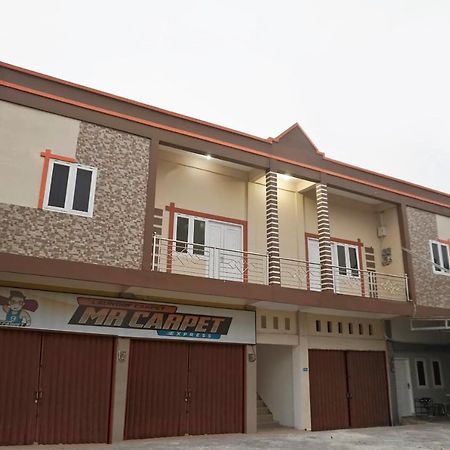 Hotel Reddoorz Syariah Near Sultan Syarif Kasim II Airport Pekanbaru Exterior foto
